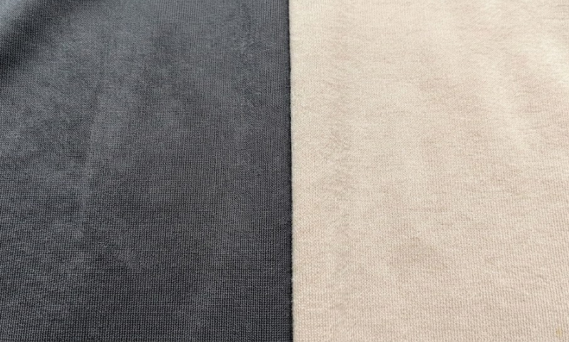 ユニクロ・エアリズムの男性用(メッシュ状のマイクロポリエステル)と女性用(滑らかなキュプラ配合生地)の素材感の比較アップ写真